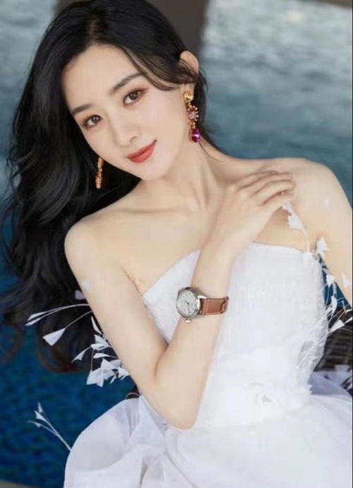 曝赵丽颖爷爷近照惹争议 面容和善额头似复刻,谈及孙女满脸担心
