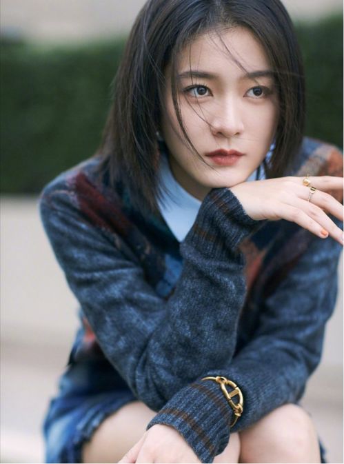 张雪迎终于不藏美腿了,轻熟风穿搭更显女人味,一双细腿又白又直