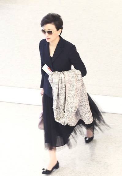 杨澜越活越年轻,学小姑娘穿纱裙不算什么,头上一撮蓝毛才抢镜