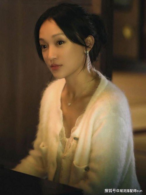 周迅终于高调美回来,穿开衫牛仔裤优雅随性,扎起马尾清爽又减龄