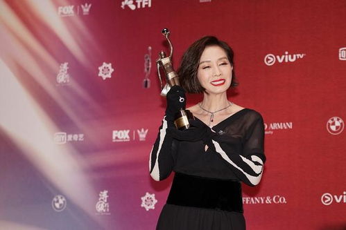61岁毛舜荺笑容好灿烂,黑纱裙配斑马手套时尚俏皮,侧掖发好美