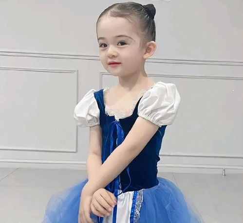 樊少皇女儿不愧是最美星二代,穿公主裙好有混血感,浓眉大眼像爹