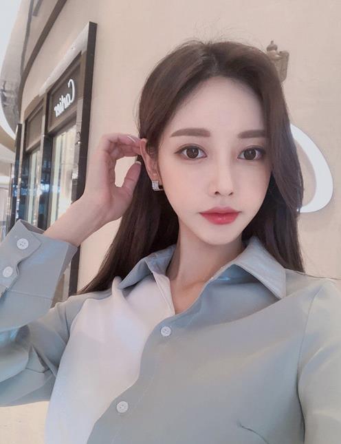 孙允珠女装美图 混搭亮片丝光柔纱灰白职业裙