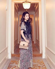 昆凌时装周造型引争议 毛草皮衣混搭印花裙，显胖显老引热议